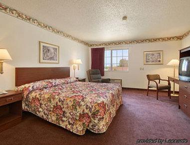 Super 8 By Wyndham Osage Hotel Room photo